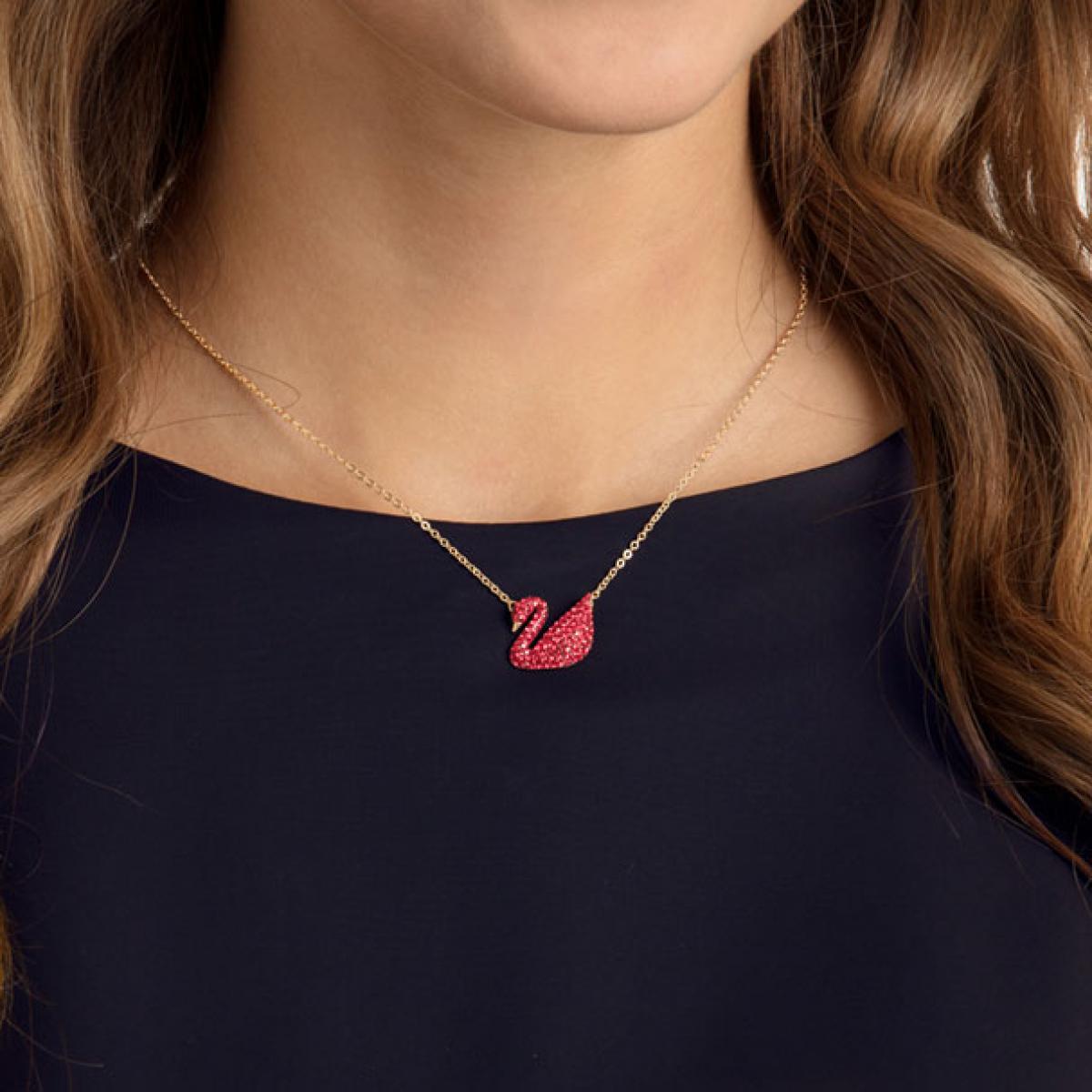 Collier et pendentif Swarovski 5465400 - Iconic swan, rouge, métal doré  Femme